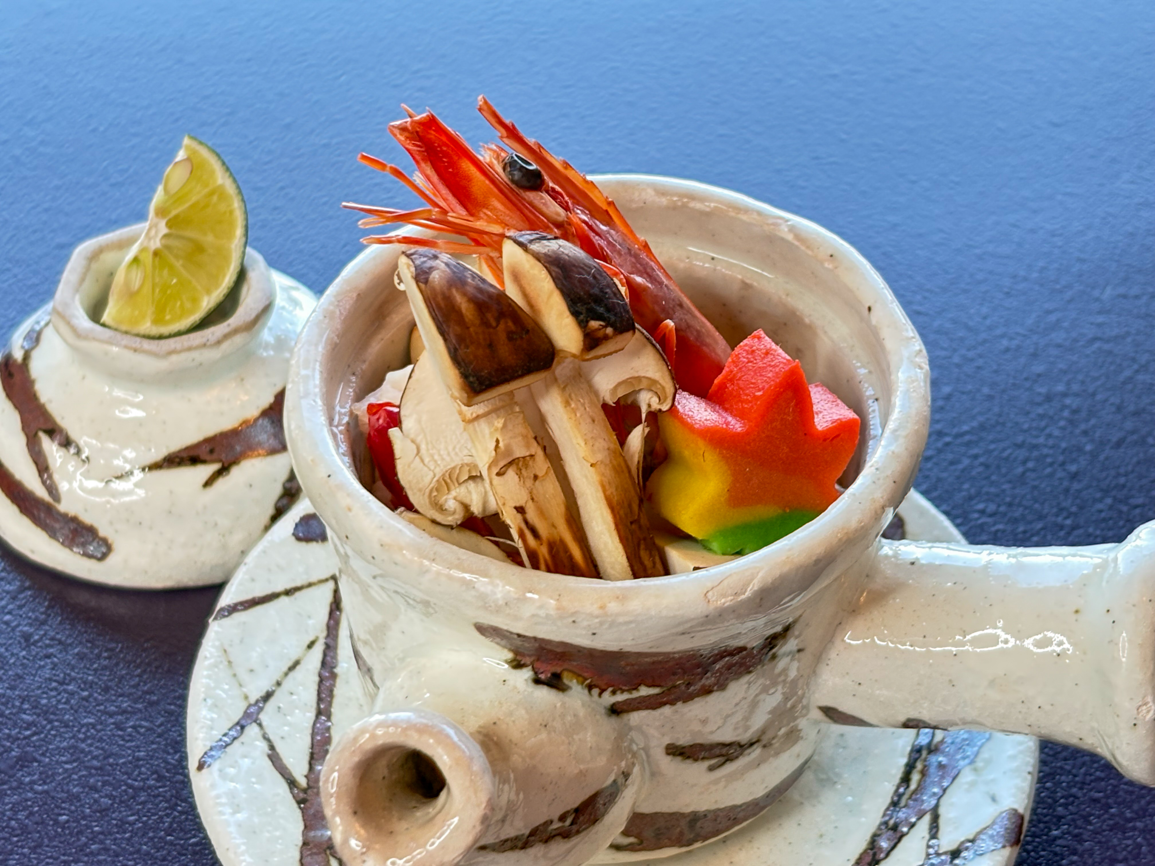 遊季の里の10月・11月の懐石料理で提供する松茸の土瓶蒸し