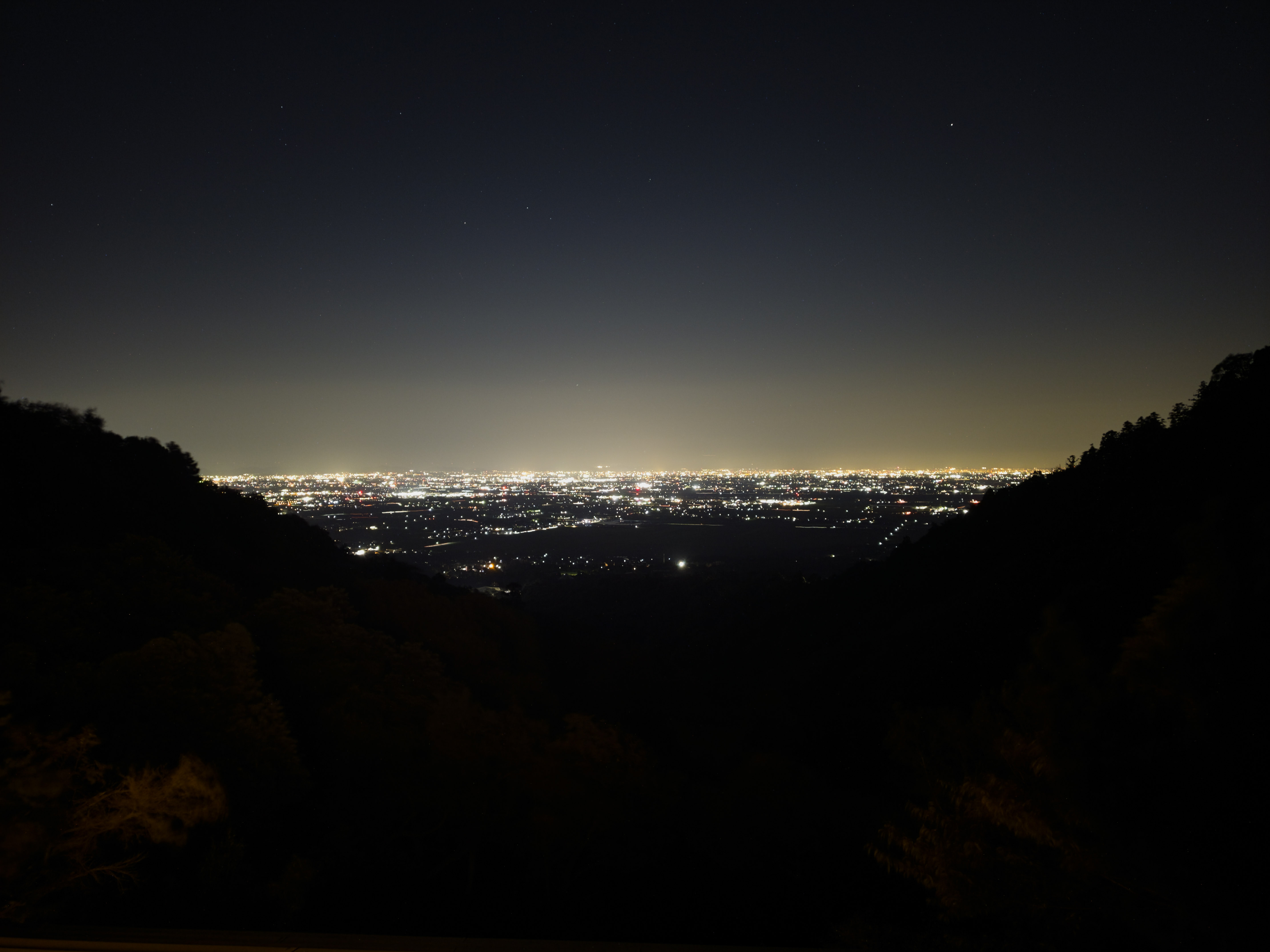 10畳の客室から望む夜景